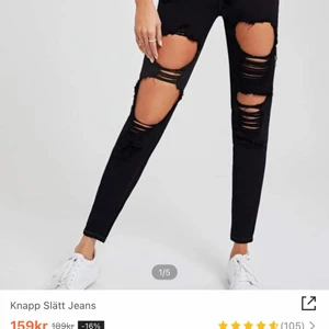 3 par jeans - Sljer tre par snygga jeans från shein, helt nya endast testade.               • jeans med drakar storlek M 129kr sköna , passar bra på både S och M.      • jeans med taggtråd storlek M 100kr passar S och M. • svarta jeans med hål storlek S-M 79kr     Alla jeans är bra skick och jätte sköna, satt bara inte bra på min passform:)   Skickas mot fraktkostnad paketpris 300kr   (Vet inte exakt fraktkostnad)