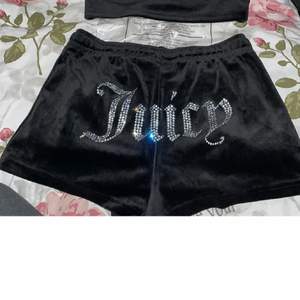 Nya juicy shorts, sållade toppen så säljer dessa shortsen enskilt då, köpta på jd sport för 499;- dessa är endast testade . Mat svarta , alla paljetter är kvar ! Strl xs passar även s. Vid snabb affär kan priset diskuteras 