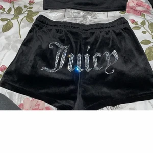 Juicy - Nya juicy shorts, sållade toppen så säljer dessa shortsen enskilt då, köpta på jd sport för 499;- dessa är endast testade . Mat svarta , alla paljetter är kvar ! Strl xs passar även s. Vid snabb affär kan priset diskuteras 