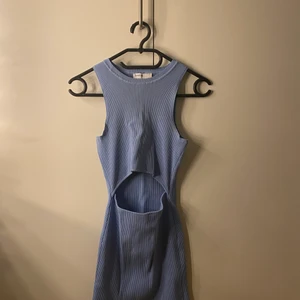 Blå klänning  - Har rensat min garderob och behöver göra mig bort med kläder. Säljer inte under 200kr och frakt ingår inte🚚📦 du får bestämma priset på plagget själv💕