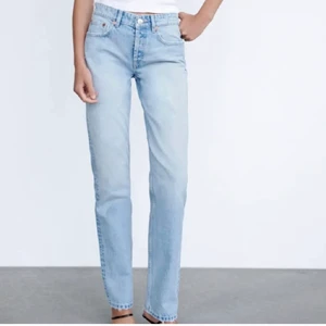 Zara mid rise - Säljer mina ljusa Zara mid rise jeans! De är i storlek 36 och är i jättebra skick. Så snygga och långa jeans💕💕💕 SISTA BILDEN är lånad⭐️