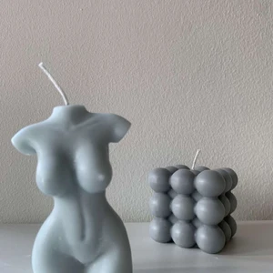 Handgjorda återvunna ljus - Hej! Vi på REljusED UF driver ett företag som erbjuder handgjorda ljus gjorda av 100% återvunna ljus! Här på bilden ser du två av våra designs.                                                           Frågor? Hör av dig antingen här på Plick, eller på vår Instagram eller mejl! 🤍