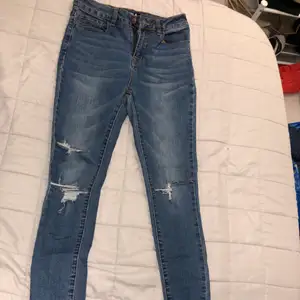 Even & odd jeans med slits, storlek 34, pris 160kr. Paketpris valfri 2st byxor/jeans för 200kr