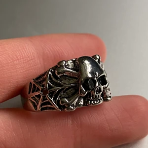 Dödskalle ring - Ur snygg ring. Tyvärr för stor så kommer ej till någon användning. I fint skick. Rostfritt stål. 20 mm i diameter. Köp nu ‼️