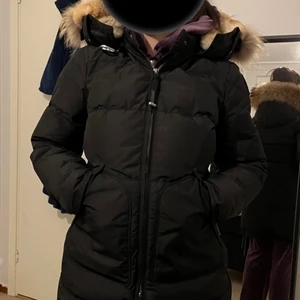 Vinterjacka  - jag säljer min parajumpers Longbear jacka storlek M men passar S. jackan är äkta, kvittot finns kvar. den är i bra välldigt bra skick då den har tagits hand om noggrant.