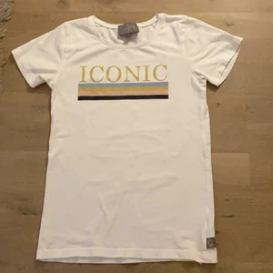 T-shirt  - en fin iconic t-shirt som jag inte använder längre!💕.        (köparen står för frakten)