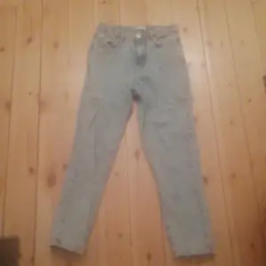 Mom jeans Dagny från gina tricot, köpt för 500kr om jag minns rätt, säljer för 200+frakt
