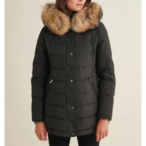 Vinterjacka från SAKI - En vinterjacka från SAKI i otroligt bra skick. Finns inga slitningar osv. på jackan och pälsen är otroligt fin. Ordinarie pris ligger på 3299kr☺️