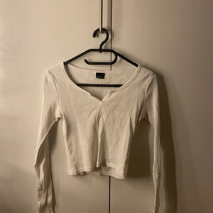 Tröja  - Har rensat min garderob och behöver göra mig bort med kläder. Säljer inte under 30kr och frakt ingår inte🚚📦 du får bestämma priset på plagget själv💕