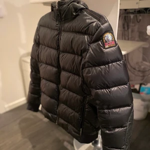 Parajumper jacka 1999 kr😍😍  - En stilren och varm vinterjacka av märket Parajumper som är äkta och köpt på kidsbrandstore (4 500kr). Den är i storlek L på hemsidan och passar dig som är runt 170 lång. Jackan är använd 1 vinter och har enbart ett litet märke på vänster arm, som man knappt tänker på. Säljer den för 1999kr, skicka iväg ett meddelande vid intresse eller om du har övriga frågor. Köparen står för frakten
