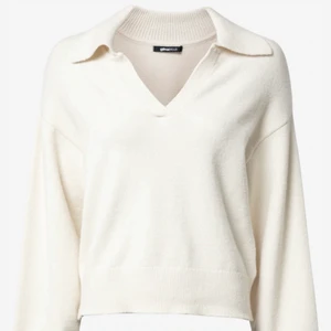 Gina tricot  - Beige/vit tröja med krage från Gina tricot. Storlek xs, passar även s. Köparen står för frakten. Endast använd 1 gång💖köpt för 350