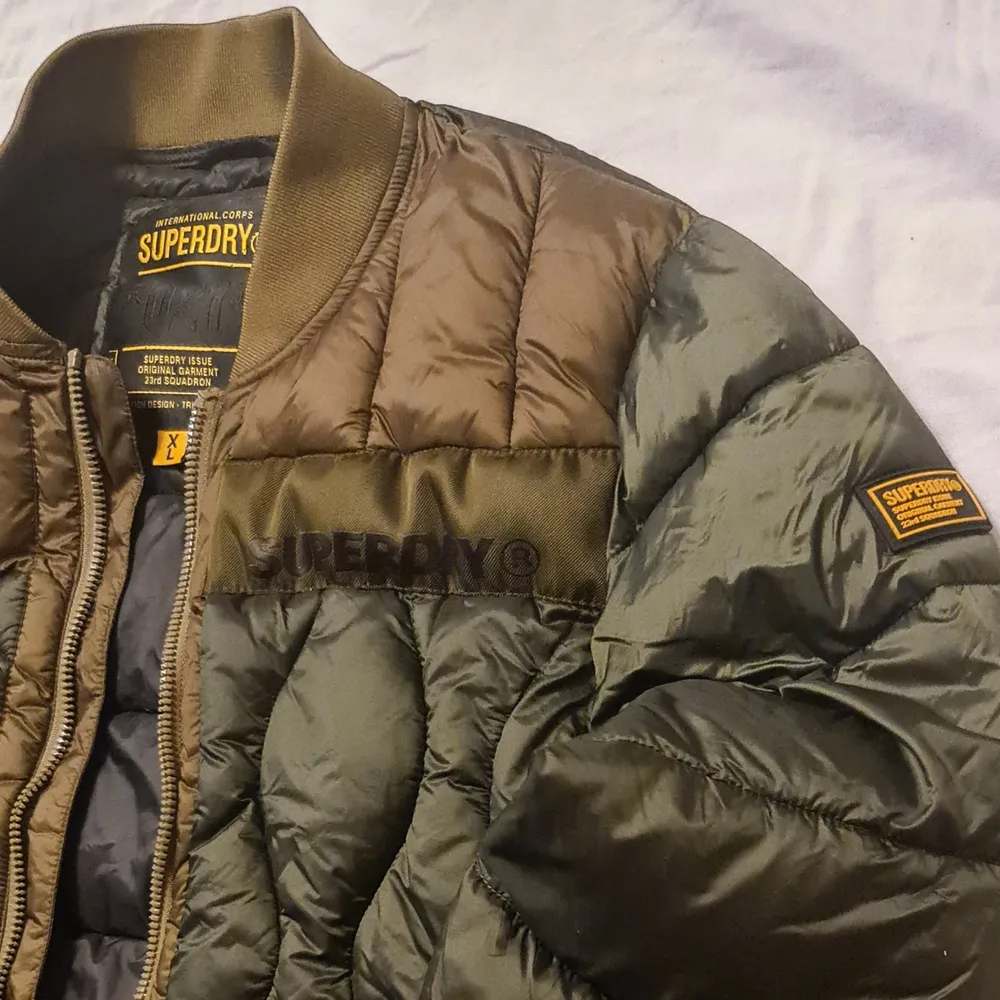 Superdry vinterjacka i storlek XL (Superdry är rätt små i storlekarna, skulle säga som en normal L). Använd ett fåtal gånger. Nypris 1299kr säljes för 500.. Jackor.