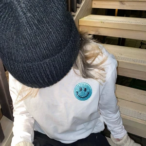 💙Blue smiley longsleeve - Våran nya blue smiley longsleeve finns att beställa i vit/svart i storlekarna XS/S/M.                                                                   Beställning via plick eller våran Instagram BySmileyse 