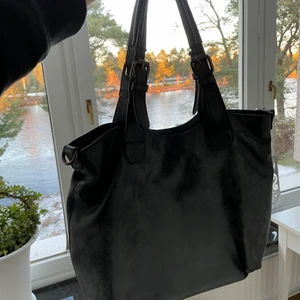 Svart väska - Rymlig väska, säljer pga har likande.🥰