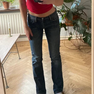 Levis jeans - Dem perfekta lågmidjade jeansen från Levis! (Fit 527). Dem är lagom långa på mig som är 174 men passar kortare också! Tyvärr lite stora i midjan på mig så funderar på att sälja. Säljer endast vid bra pris! Endast använda ett fåtal gånger så i bra skick! Skriv för fler bilder elr vid frågor💝 