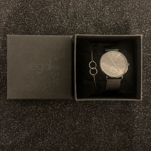 Svart klocka med armband - Säljer denna svarta klocka med tillföljande svart armband från regal som är köpt på ur&penn. Endast testad men aldrig använd så den är helt i nyskick, inga repor eller liknade. Har bara inte kommit till använing. Nypris 398kr mitt pris 150kr. Köparen står för frakten❣️ (det går att ändra storleken på bandet)