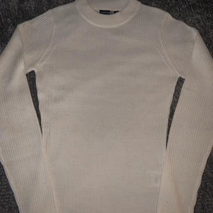 Vitt ribbad tröja - Säljer denna vita ribbade långärmade tröja från boohoo tall. Jag skulle säga att den sitter som en vanlig medium men den är lite längre i armarna vilket är bra om man är lite längre. Endast använda några fåtal gånger. Den är lite genomskinlig (se på bild två) Köparen står för frakten❣️