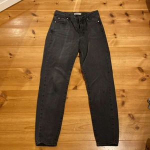 Mom Jeans - Säljer dessa då de blivit för små men är perfekt längd för mig som är 163-164cm , knappt använda