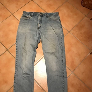 Ljusblåa Levi’s jeans W36 L36 - Ljusblåa Levi’s jeans som är i väldigt gott skick. W36 L36. Finns att hämta i Rågsved 