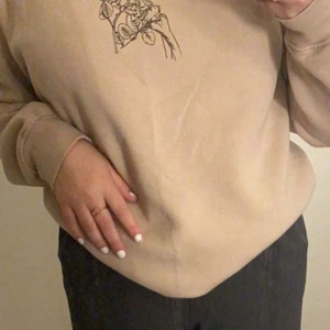 Sweatshirt - Jätte fin tröja, med as snygg rygg men som inte kommit till användning! Köpare står för frakt