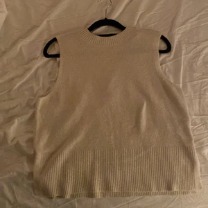 Bege väst  - Aldrig använd. Bege. Köparen står för frakt 