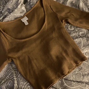 Tröja  - Stretchig beige tröja från hm. Fint skick!