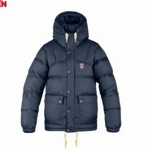 Fjällräven Expedition - Snygg och varm Fjällräven Expedition down lite i nyskick. Storlek S men passar XS-M. Den är blå i mina ögon men kan vara svart 😆. Svarar ej på skambud