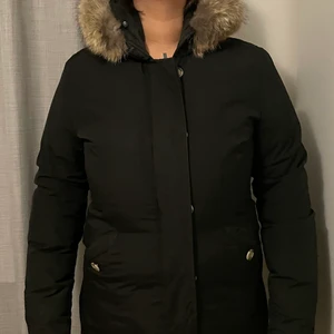 Woolrich Parka storlek XS - Mycket fin och sparsamt använd svart Woolrich parka i storlek XL. Äkta päls som är avtagbar. 
