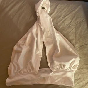 Topp från shein - Säljer denna vita topp från Shein då den inte passar mig och inte riktigt va min stil. Aldrig använd.