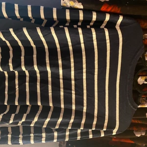 Långärmad tröja från VeroModa - Säljer denna blå/vita randiga tröja då den inte kommer till användning.