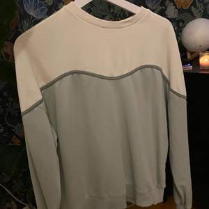 Tunnare sweatshirt från NAKD! Den är vit och ljusgrön. I storlek M och sitter lite oversized på mig som brukar ha S. Säljer eftersom den inte kommer till användning längre!💚 Priset på frakten är ungefär! Skriv för fler bilder!
