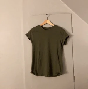 T-shirt i storlek M - En mörk grön t-shirt i storlek M