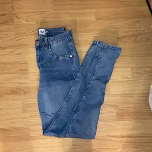 Blåa jeans från Lager157 i storlek XL säljes pågrund av att de är för stora.