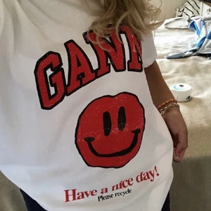 Ganni t-shirt - En svin cool t-shirt från ganni som endast är använd några fåtal gånger. Köpt i sommras på gannis hemsida💕💖💘 Är osäker på om jag vill sälja så SÄLJER ENDAST FÖR BRA BUD!