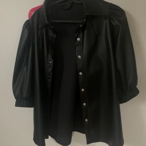 Skjortjacka  - Säljer min oanvända Skjortjacka från Gina. Den kan både användas som skjorta och jacka då den är mjuk på insidan men med halvlånga ärmar. Skulle även passa M-S