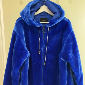 Velvet Fur cozy big hoodie jacket  - Säljer min helt oanvända, gosiga story of lola jacka i storlek xs/s! Prislapp finns även kvar på jackan. Köpt för 800kr och vill sälja den för 400kr