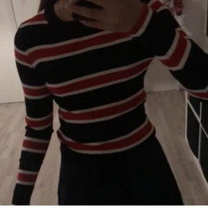 Randig långärmad tröja - En röd,blå och vit randig långärmad tröja i fint skick💗