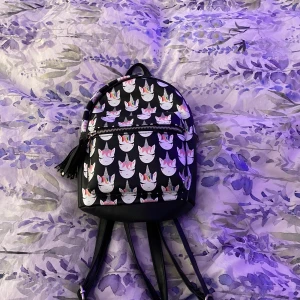 Väska från London - Säljer nu min väska som jag köpte i London för något år sedan. Använd få tal gånger. Relativt liten, men rymmer ändå rätt mycket.