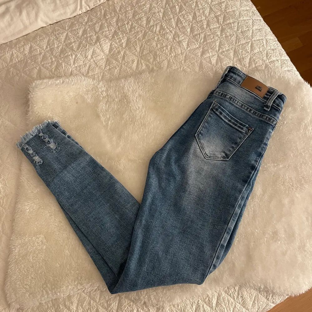 Superfina jättestretchiga jeans med slitningar. Strl 36, passar oss som har lite kortare ben. Endast använda 1 gång. Jeans & Byxor.