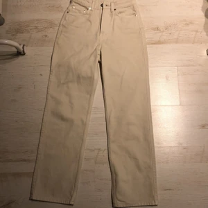 vita rowe jeans - gräddvita snygga jeans. dessa byxor är använda ca 2 ggr. de sitter super snyggt och är ganska långa i benen (är 1,62). 