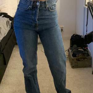 Wide leg jeans från bikbok i väldigt bra skick. Säljer pga att dem är lite stora på mig. 