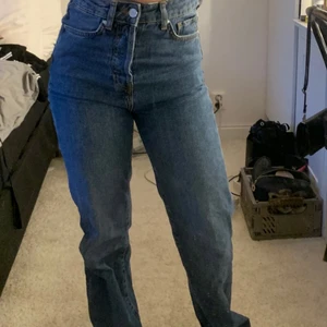 Wide leg jeans  - Wide leg jeans från bikbok i väldigt bra skick. Säljer pga att dem är lite stora på mig. 