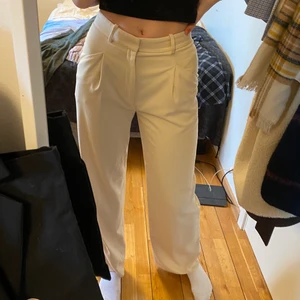 & other stories byxor - Byxor köpta från & other stories i storlek 36.