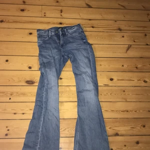 Low waisted byxor från Lee - Jätte snygga vintage Lee byxor. De är low waisted och utvigda i botten. Sitter snyggt. Passar för ss kanske s också men är inte säker. Skriv privat om man har frågor och så kan jag svara mitt bästa. Om du är intresserad så kom privat jag kan skicka måtten då. Bra skick, inga fläckar. Använda en gång, har legat i min garderob sen dess.
