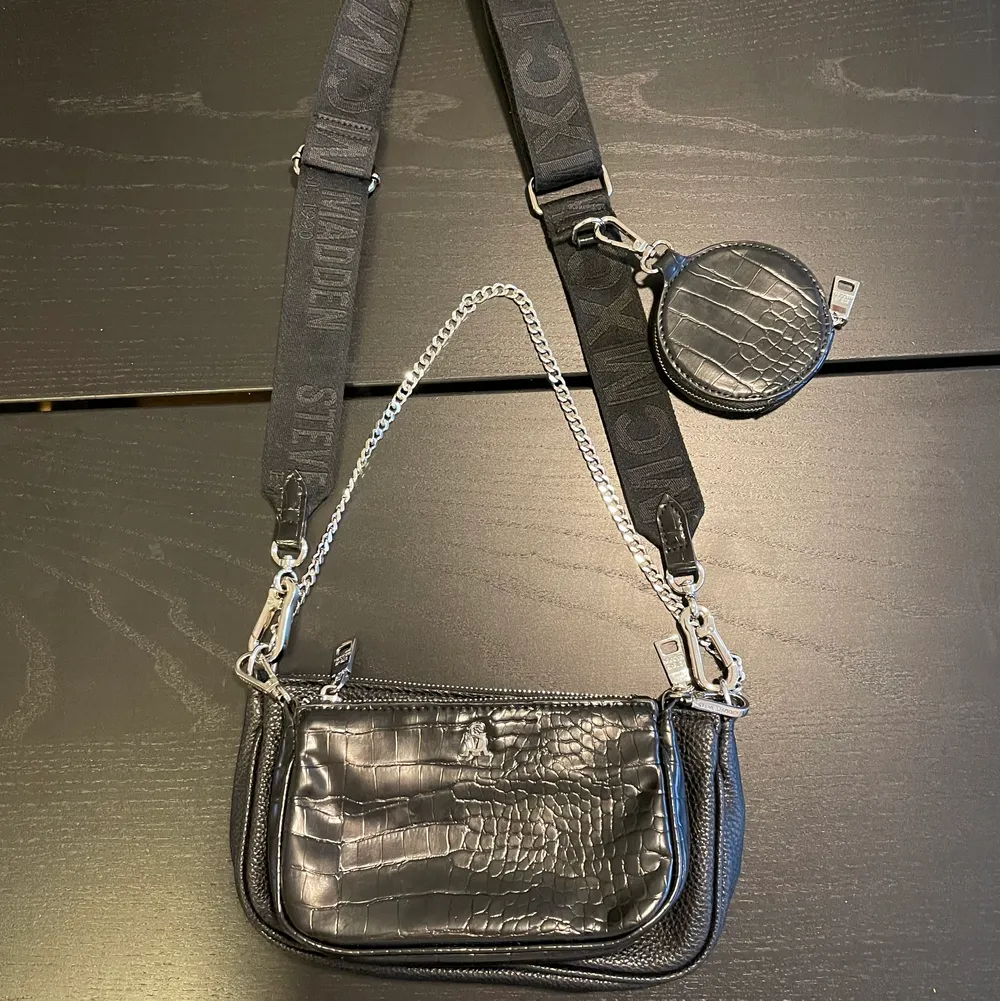 Steve Madden väska som kan användas som flera olika väskor. Knappt använd så inga fläckar eller skador. . Väskor.