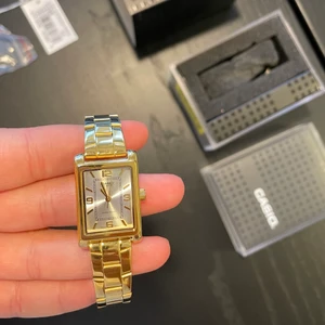Casio klocka  - Casio klocka i mässing färg. Nästan oanvänd, boxen och allt på bilden medföljer ☺️