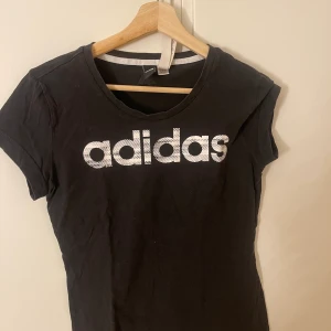 Adidas t shirt - Adidas t shirt som knappt är använd, ligger bara i garderoben. Storlek small. Kan fraktas men köparen står för frakt