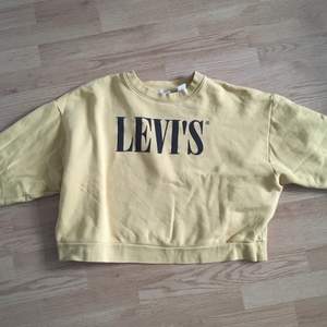 Levi’s sweatshirt i storlek L. En tröja som är lite 90s inspirerad men köpt i nutid för 700kr. Den är knappt använd och det finns därför inga defekter på den. Säljs pga använder den aldrig. Kontakta gärna om frågor finns eller om du vill ha fler bilder ☺️
