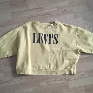 Levi’s sweatshirt i storlek L. En tröja som är lite 90s inspirerad men köpt i nutid för 700kr. Den är knappt använd och det finns därför inga defekter på den. Säljs pga använder den aldrig. Kontakta gärna om frågor finns eller om du vill ha fler bilder ☺️