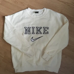 NIKE Swearshirt  - Denna Nike-sweatshirt är i storlek M, aldrig använd och jag säljer den nu pga att den inte sitter så oversized som jag önskar på mig som i vanliga fall har L. Den är såklart äkta och det finns inga defekter på den. Kontakta gärna om det finns frågor eller om du vill se fler bilder på plagget ☺️